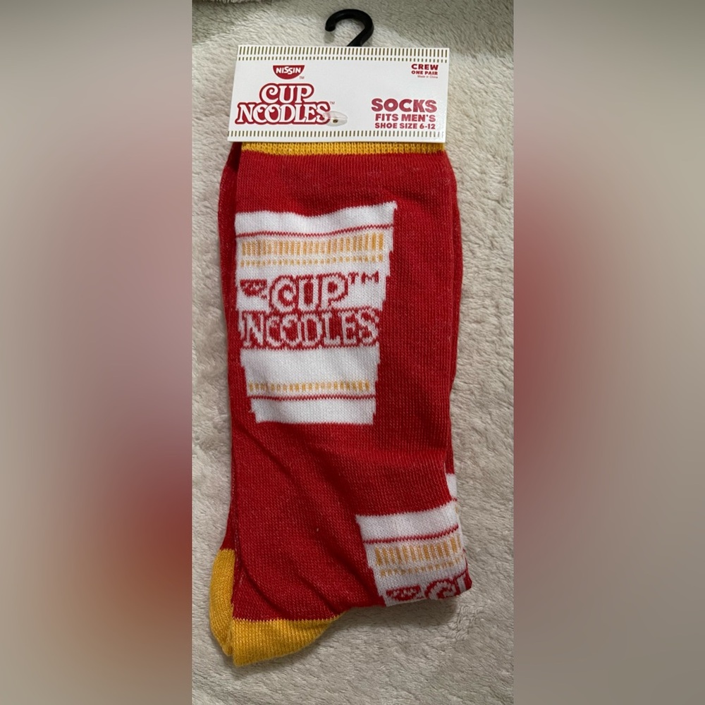 Men’s  / Unisex novelty socks Cup Of Noodles ( Rare ) . Fits shoe size 6-12 NWT